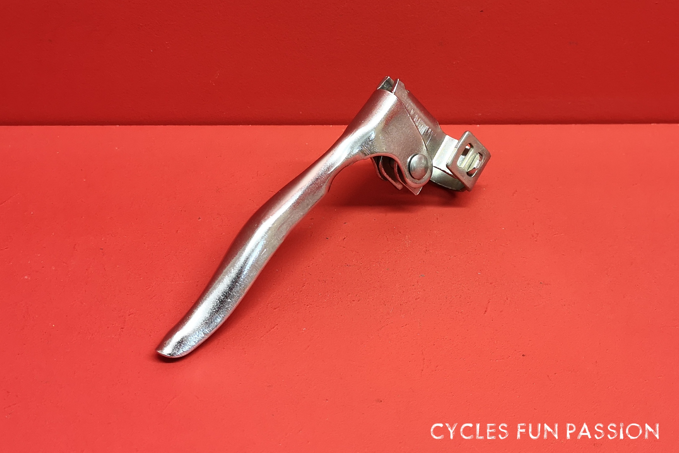 https://cycles-fun-passion.com/wp-content/uploads/2021/01/Levier-frein-Brake-Lever-vintage-road-bike-velo-bicyclette-Randonneuse-course-piece-cycles-fun-passion-ancien-ref90lf.jpg