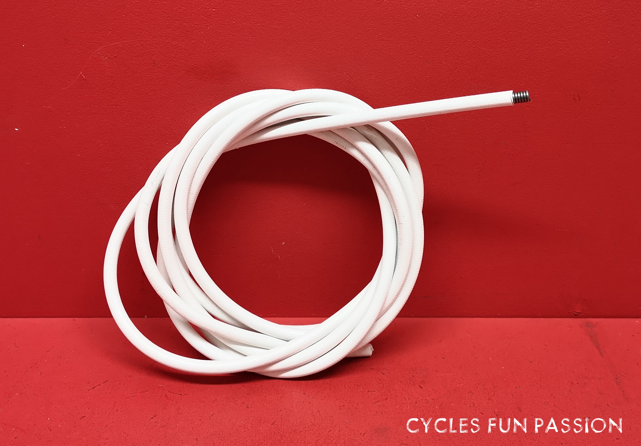 https://cycles-fun-passion.com/wp-content/uploads/2023/06/Gaine-cable-frein-blanc-cable-housing-NEUF-NOS-VINEX-vintage-road-bike-velo-bicyclette-Randonneuse-piece-cycles-fun-passion-ancien-ref122pp4.jpg